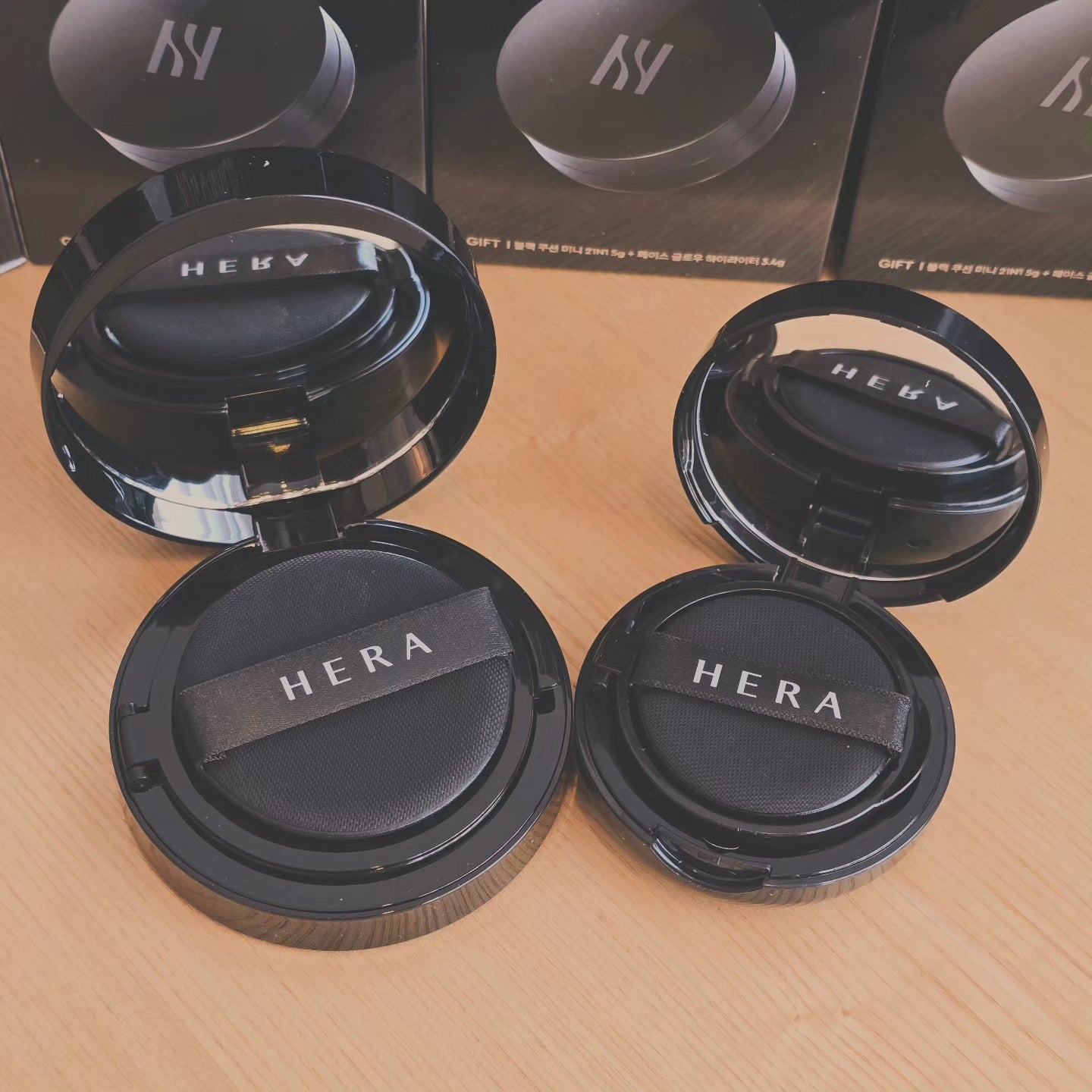 HERA Black Cushion Foundation + Free Gift Mini Cushion 21N1 5g and Face Glow Highlighter