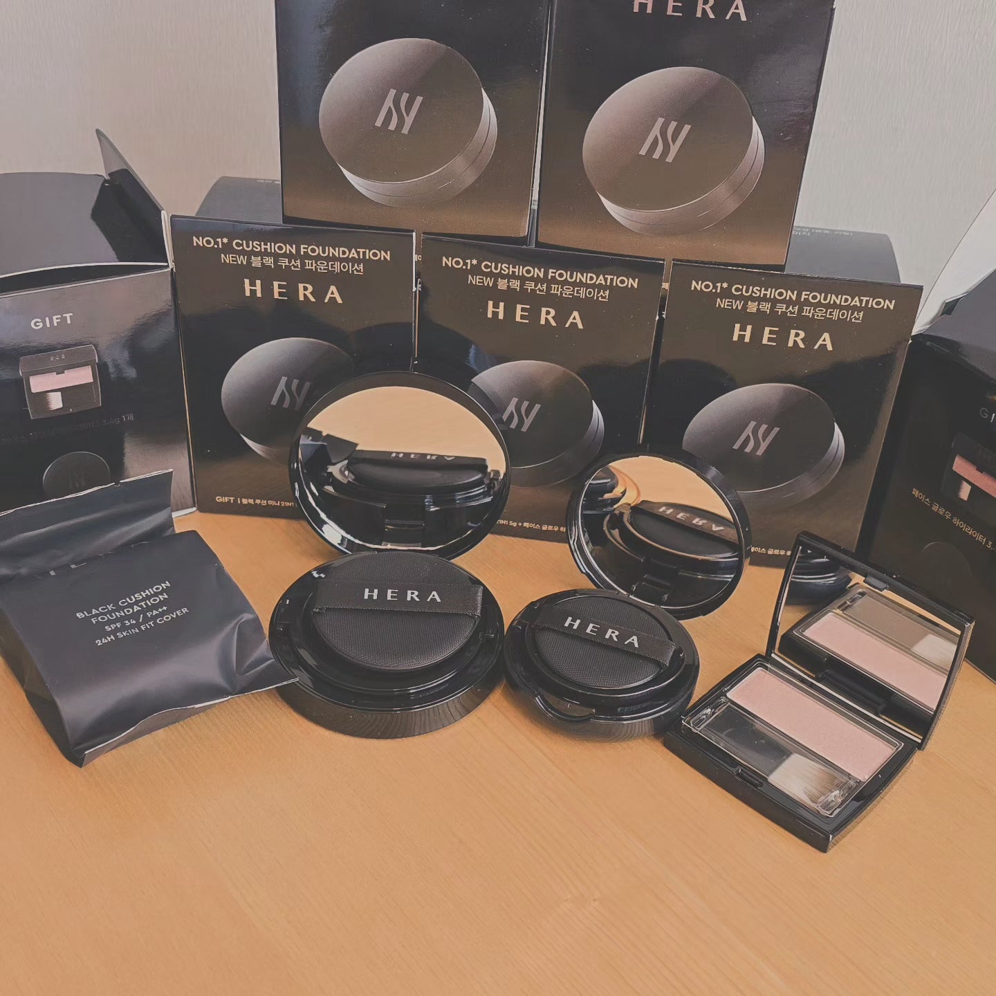 HERA Black Cushion Foundation + Free Gift Mini Cushion 21N1 5g and Face Glow Highlighter