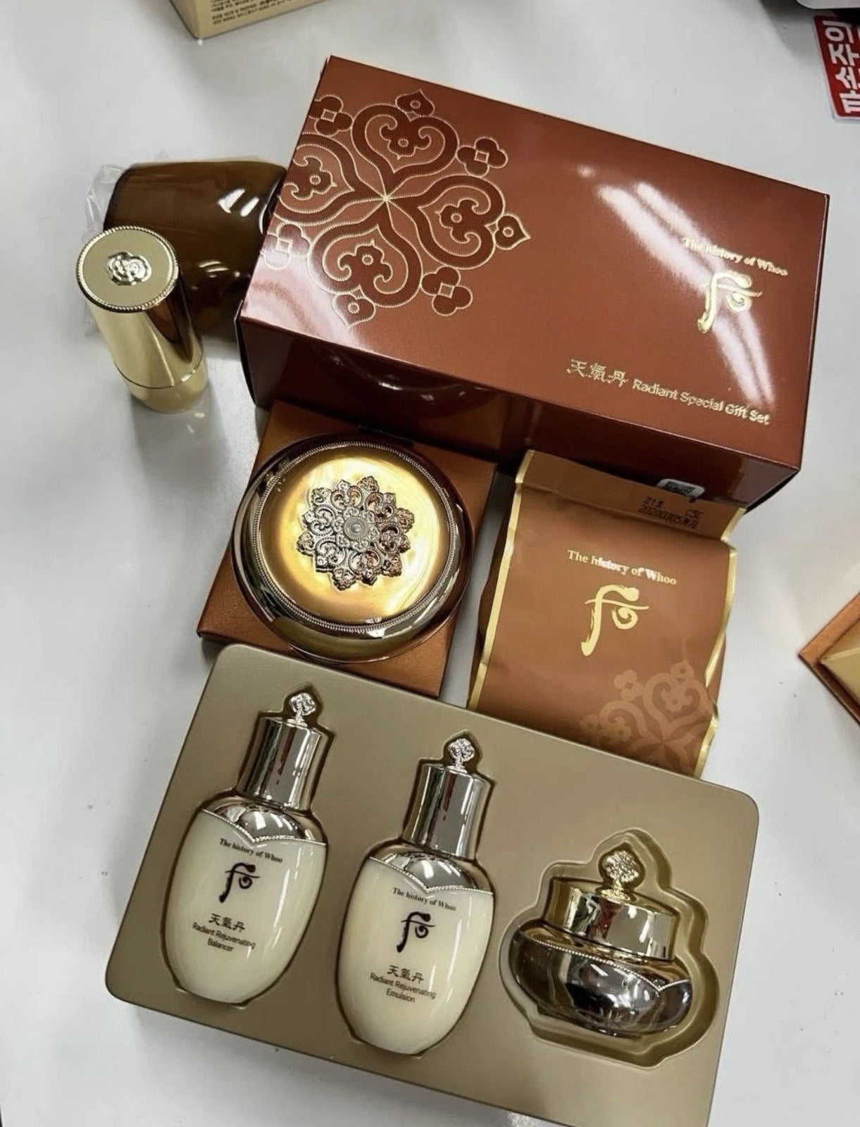 THE HISTORY OF WHOO Cheongidan Radiant Essence Cushion SPF50+/PA+++ #21 Special Set