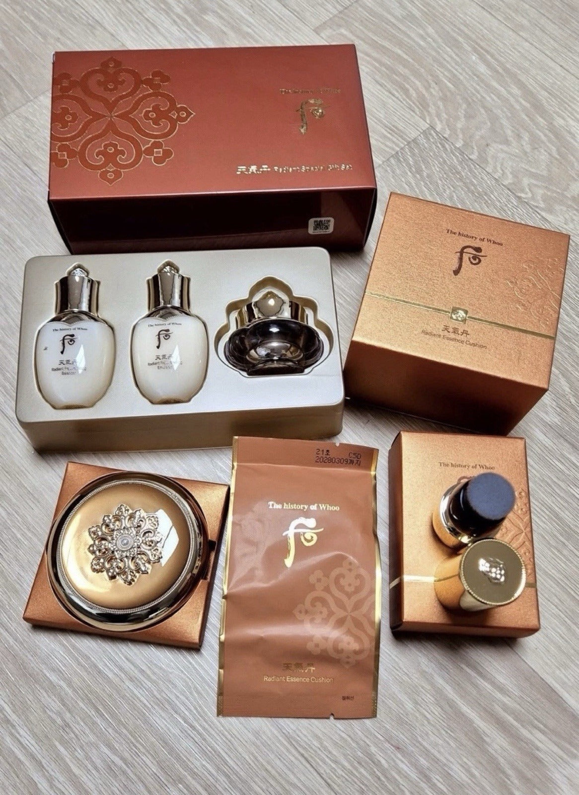 THE HISTORY OF WHOO Cheongidan Radiant Essence Cushion SPF50+/PA+++ #21 Special Set